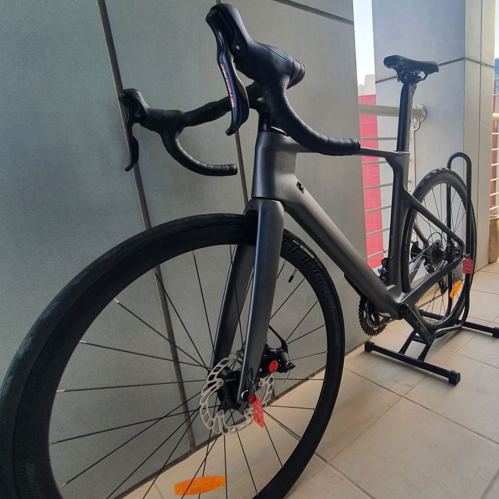 R10 700c Carbon Bike Road Bike - Matt Black SRAM