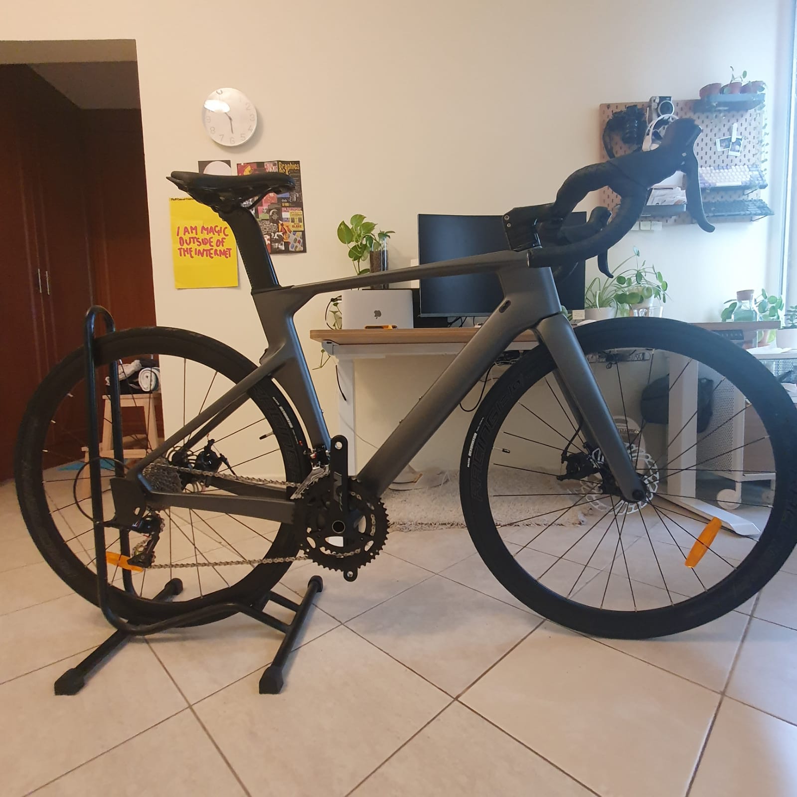 R10 700c Carbon Bike Road Bike - Matt Black SRAM