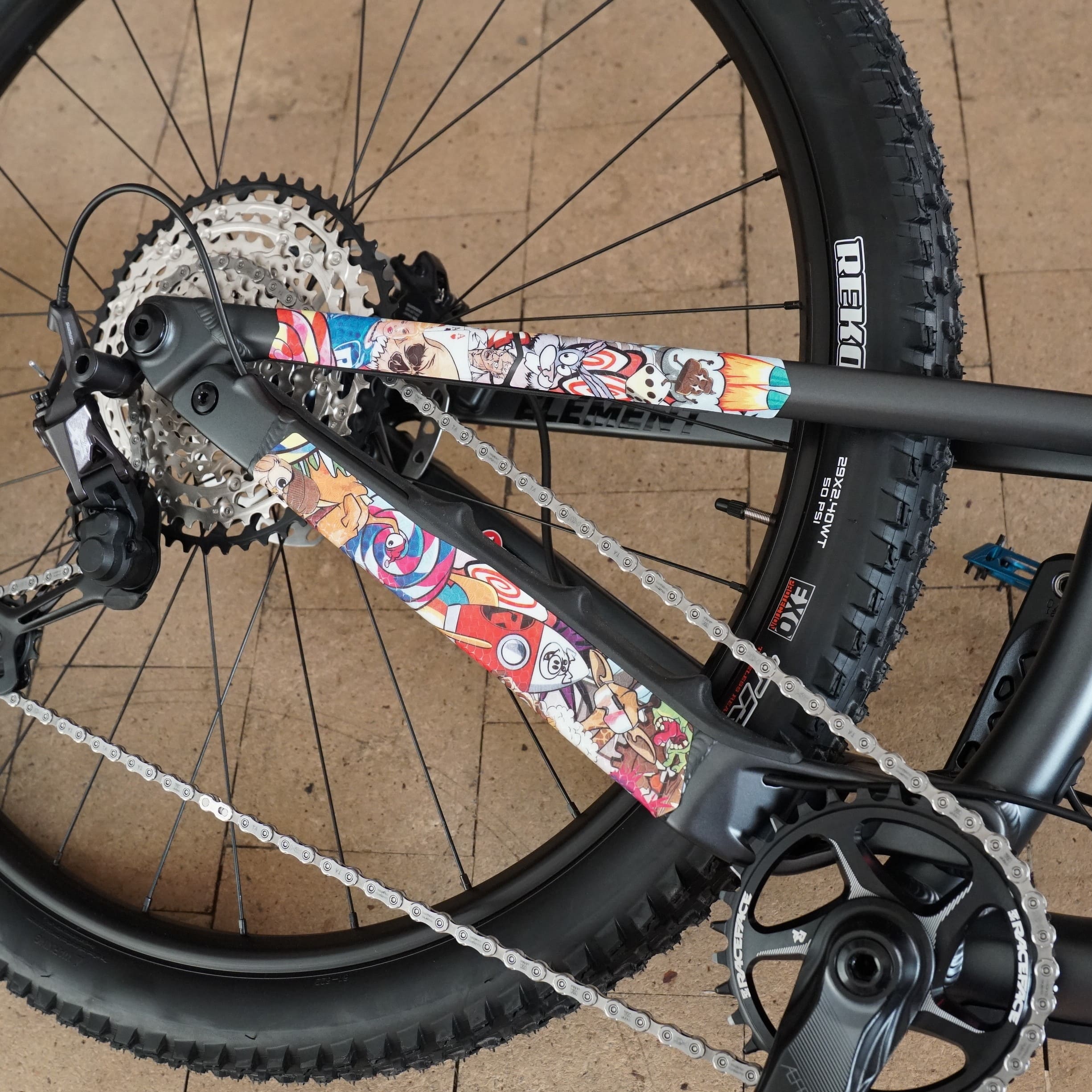 CHAIN:TAPE STICKERBOMB EYECATCHER